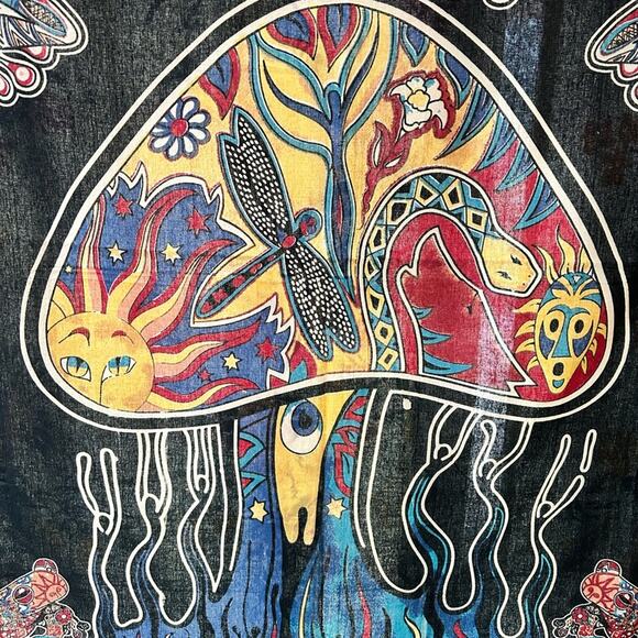 Vertical psychedelic mushrooms on frog tapestry - Picture 5 of 7